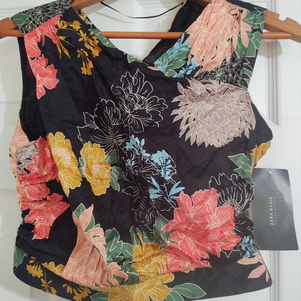 Zara Size M (runs small) floral crop top